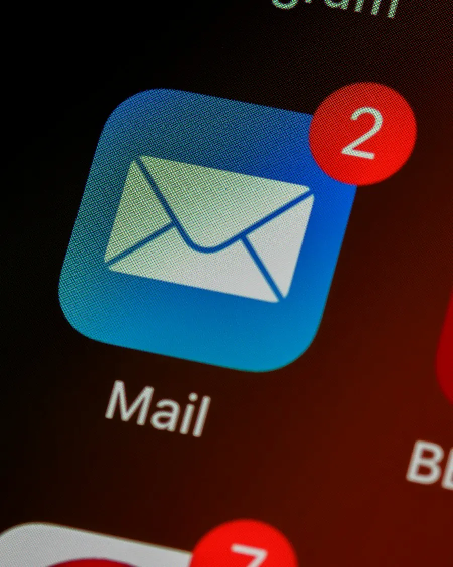 Mail app notification on a smartphone